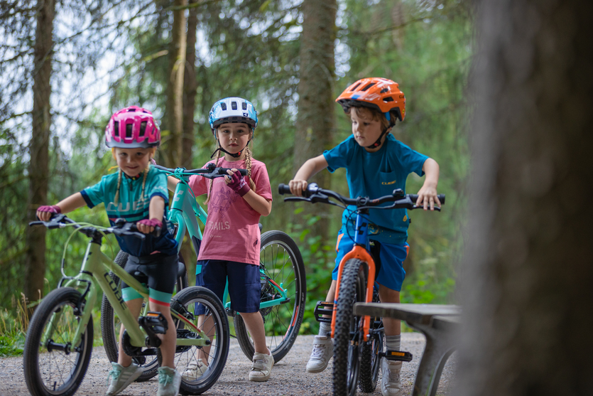 Dzieci-bawiace-sie-na-rowerze